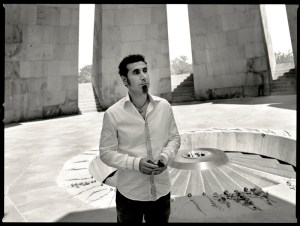 Serj Tankian in visita all'Armenian Genocide Memorial di Yerevan; August 12, 2010  (foto Erik Weiss)
